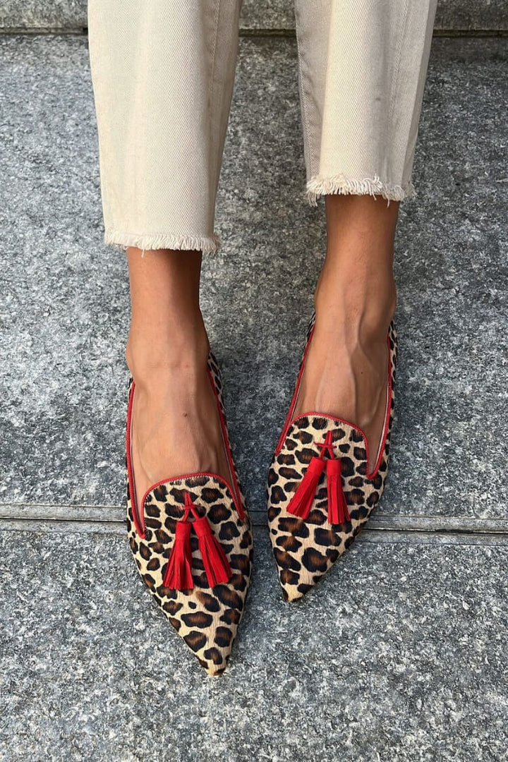 HARPER & JUNE | POINTED LOAFER WITH RED TASSELS