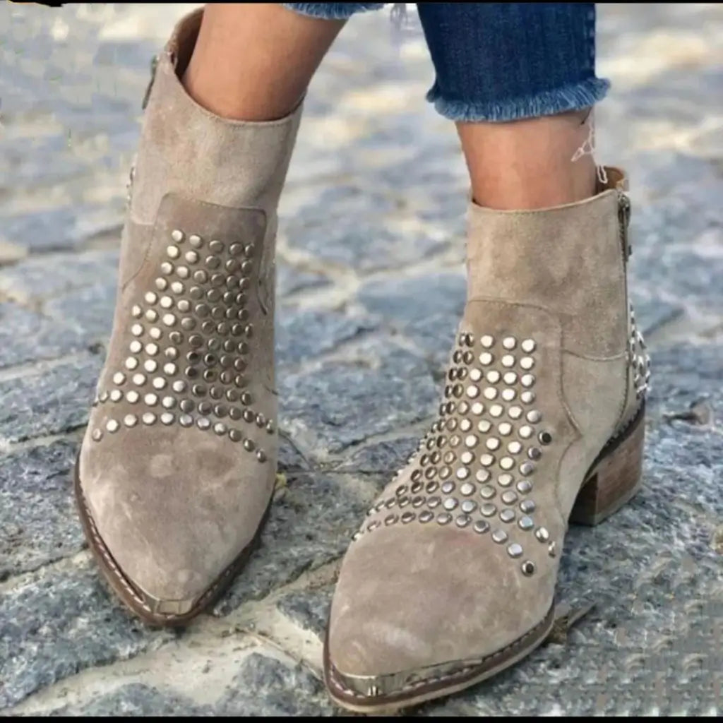 HARPER & JUNE | ANKLE BOOTS WITH STUDS