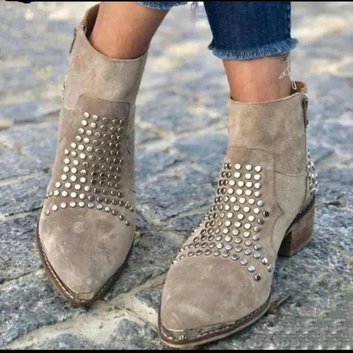 HARPER & JUNE | ANKLE BOOTS WITH STUDS